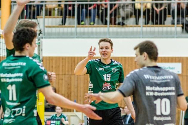 Volleyball, pre-Playoffs, Netzhoppers KW Bestensee - Chemie Volley Mitteldeutschland Jubel von Nils Ehlers (Netzhoppers 15 mi) mit Theo Timmermann (Netzhoppers 11) und Kamil Ratajczak (Netzhoppers 10) GER, Königs Wusterhausen Bestensee, Volleyball, Bundesliga, Pre-Playoffs, DVL, Saison 2015 2016, 24.02.2016, Landkost-Arena, Netzhoppers KW Bestensee - Chemie Volleys Mittldeutschland, Netzhoppers KW