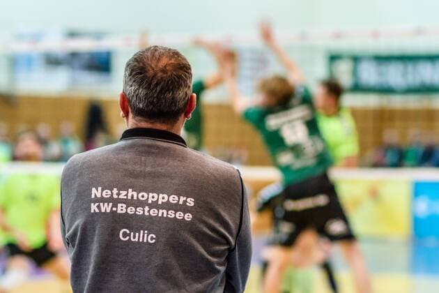 Volleyball, pre-Playoffs, Netzhoppers KW Bestensee - Chemie Volley Mitteldeutschland Trainer Mirko Culic (Netzhoppers Trainer) beobachtet das Spiel GER, Königs Wusterhausen Bestensee, Volleyball, Bundesliga, Pre-Playoffs, DVL, Saison 2015 2016, 24.02.2016, Landkost-Arena, Netzhoppers KW Bestensee - Chemie Volleys Mittldeutschland, Netzhoppers KW