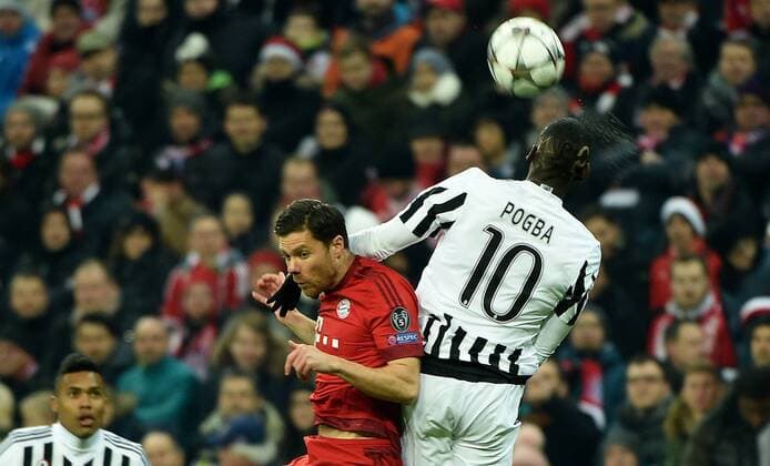 16.03.2016, xjhx, Fussball Champions League, FC Bayern Muenchen - Juventus Turin, emspor, v.l. Xabi Alonso (FC Bayern Muenchen), Paul Pogba (Juventus Turin) Kopfball, Kopfballduell
