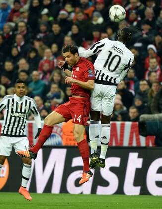 16.03.2016, xjhx, Fussball Champions League, FC Bayern Muenchen - Juventus Turin, emspor, v.l. Xabi Alonso (FC Bayern Muenchen), Paul Pogba (Juventus Turin) Kopfball, Kopfballduell