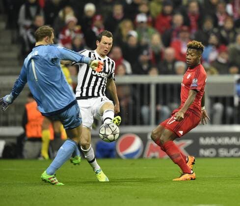 TOR zum 0:1 durch Paul Pogba Juventus Turin auf Vorlage von Stephan Lichtsteiner Juventus Turin der von Uneinigkeit Torwart Manuel Neuer FC Bayern München und David Alaba FC Bayern München profitiert FC Bayern München FCB vs Juventus Turin UEFA Champions-League CL Achtelfinale Rückspiel Saison 2015 2016 München Allianz Arena 16.03.2016 FC Bayern München FCB vs Juventus Turin