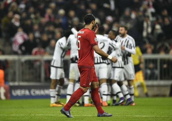 TOR zum 0:1 durch Paul Pogba Juventus Turin Enttäuschung be Medhi Benatia FC Bayern München FC Bayern München FCB vs Juventus Turin UEFA Champions-League CL Achtelfinale Rückspiel Saison 2015 2016 München Allianz Arena 16.03.2016 FC Bayern München FCB vs Juventus Turin