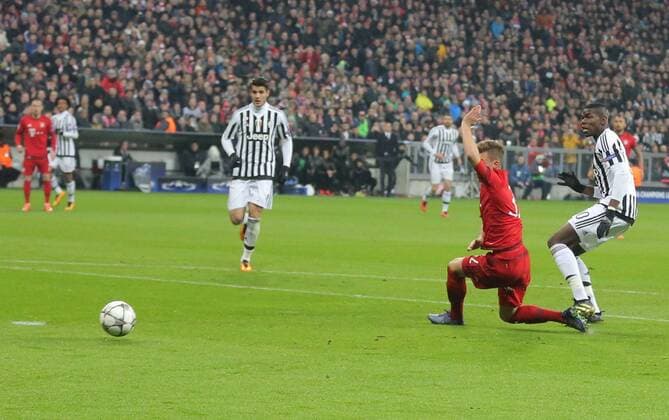 Manuel NEUER, FCB 1 fehler fuehrt zum 0-1 durch Paul POGBA, JUVE 10 Tor FC BAYERN MUENCHEN - JUVENTUS TURIN Achtelfinale, Football UEFA Champions League, Munich, 16.03.2016 CL Saison 2015 2016