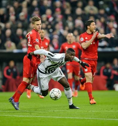 16. Maerz 2016: Muenchen, Allianz Arena: Fussball UEFA Champions League, Achtelfinale: FC Bayern Muenchen - Juventus Turin: Muenchens Joshua Kimmich (rot) gegen Turins Paul Pogba.