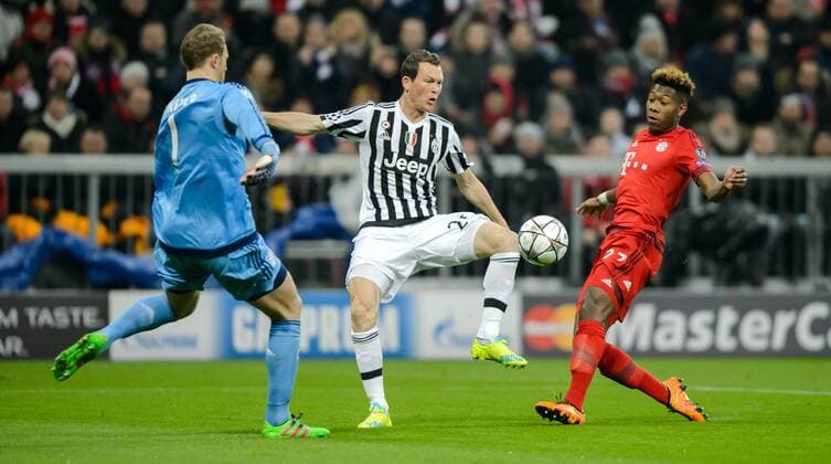 16. Maerz 2016: Muenchen, Allianz Arena: Fussball UEFA Champions League, Achtelfinale: FC Bayern Muenchen - Juventus Turin: Muenchens David Alaba (rot) und Torwart Manuel Neuer gegen Turins Stephan Lichtsteiner.