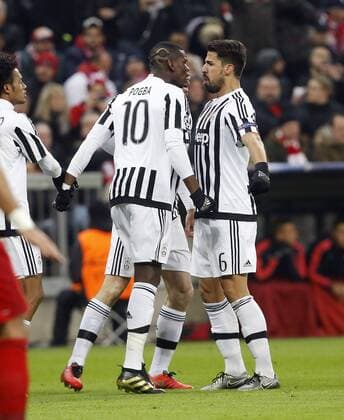 Torjubel 1:0 Turin, V.li. Torschütze Paul Pogba (Juve), Sami Khedira (Juve) . FC Bayern München-Juventus Turin . München, GER, 16.03.2016, Achtelfinale Rückspiel, Fussball-Champions League 2015-2016 .