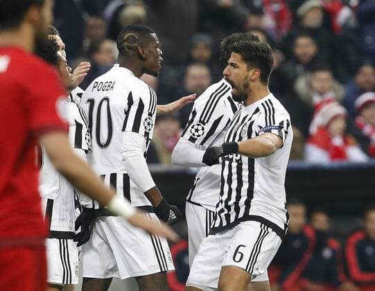 Torjubel 1:0 Turin, V.li. Torschütze Paul Pogba (Juve), Sami Khedira (Juve) . FC Bayern München-Juventus Turin . München, GER, 16.03.2016, Achtelfinale Rückspiel, Fussball-Champions League 2015-2016 .