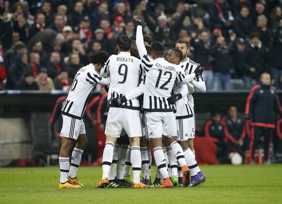 Torjubel 1:0 Turin, durch Torschütze Paul Pogba (Juve). FC Bayern München-Juventus Turin . München, GER, 16.03.2016, Achtelfinale Rückspiel, Fussball-Champions League 2015-2016 .