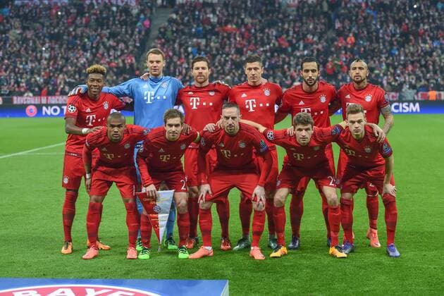 FUSSBALL CHAMPIONS LEAGUE SAISON 2015 2016 ACHTELFINALE RUECKSPIEL FC Bayern Muenchen - Juventus Turin 16.03.2016 Teamfoto FC Bayern Muenchen, hintere Reihe von links: David Alaba, Torwart Manuel Neuer, Xabi Alonso, Robert Lewandowski, Mehdi Benatia und Arturo Vidal. Vordere Reihe von links: Douglas Costa, Philipp Lahm, Franck Ribery, Thomas Mueller und Joshua Kimmich. 