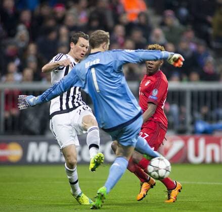 Stephan Lichtsteiner (Juve), TW Manuel Neuer (Bayern) misslingt die Abwehr 16.03.2016, München, Bayern München vs. Juventus Turin Â