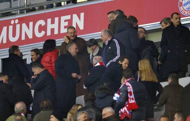 16.03.2016, Fussball Championsleague 2015 2016, Achtelfinale Rückspiel, FC Bayern München - Juventus Turin, in der Allianzarena München. v.li: Vorstandsvorsitzender Karl-Heinz Rummenigge (FC Bayern München), Trainer Joachim Löw (Deutschland), Ex-Präsident Uli Hoeness (Bayern München) auf der Tribüne. 
