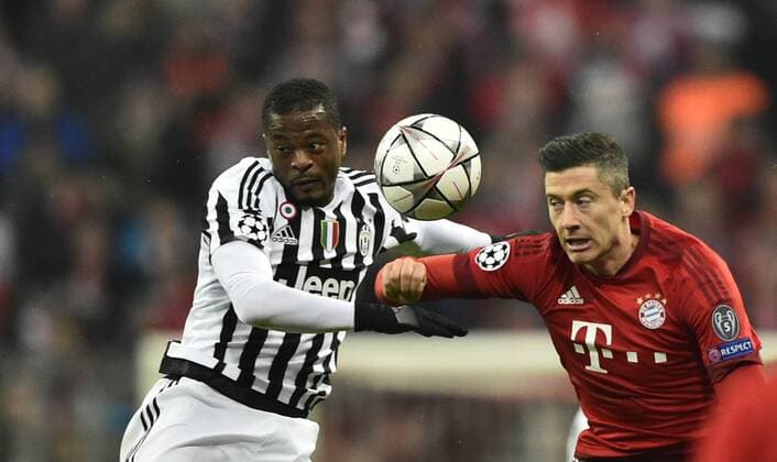 Kopfballduell, Zweikampf, Aktion Robert Lewandowski FC Bayern München (rechts) gegen Patrice Evra Juventus Turin (links) FC Bayern München FCB vs Juventus Turin UEFA Champions-League CL Achtelfinale Rückspiel Saison 2015 2016 München Allianz Arena 16.03.2016 FC Bayern München FCB vs Juventus Turin