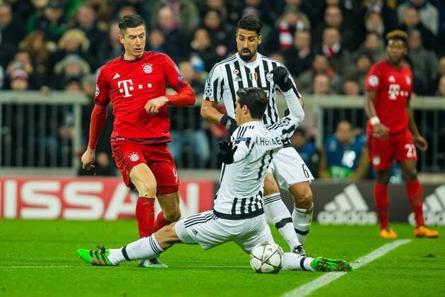Mittwoch 16.03.2016, CL, UEFA Champions League, Saison 2015 2016, Achtelfinale Rueckspiel in Muenchen, FC Bayern Muenchen - Juventus Turin, v-l Robert Lewandowski (FC Bayern 9) Hernanes (Juventus Turin 11) Sami Khedira (Juventus Turin 6) DeFodi507