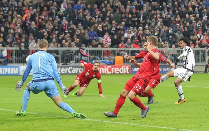 Juan CUADRADO, JUVE 16 Torschuss, schiesst das Tor zum 0-2 gegen Manuel NEUER, FCB 1 FC BAYERN MUENCHEN - JUVENTUS TURIN Achtelfinale, Football UEFA Champions League, Munich, 16.03.2016 CL Saison 2015 2016