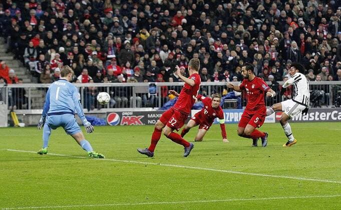 Juan Cuadrado )re, Juve) erzielt das Tor zum 2:0 für Juventus. V.li. Manuel Neuer (Bayern) , Joashua Kimmich (Bayern) , Philipp Lahm (Bayern) , Medhi Benatia (Bayern) , Juan Cuadrado (Juve) . FC Bayern München-Juventus Turin . München, GER, 16.03.2016, Achtelfinale Rückspiel, Fussball-Champions League 2015-2016 .