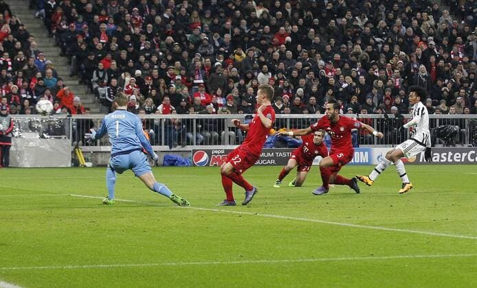 Juan Cuadrado )re, Juve) erzielt das Tor zum 2:0 für Juventus. V.li. Manuel Neuer (Bayern) , Joashua Kimmich (Bayern) , Philipp Lahm (Bayern) , Medhi Benatia (Bayern) , Juan Cuadrado (Juve) . FC Bayern München-Juventus Turin . München, GER, 16.03.2016, Achtelfinale Rückspiel, Fussball-Champions League 2015-2016 .