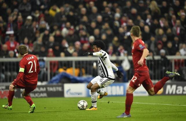 auf dem Weg zum TOR zum 0:2 durch Juan Cuadrado Juventus Turin FC Bayern München FCB vs Juventus Turin UEFA Champions-League CL Achtelfinale Rückspiel Saison 2015 2016 München Allianz Arena 16.03.2016 FC Bayern München FCB vs Juventus Turin