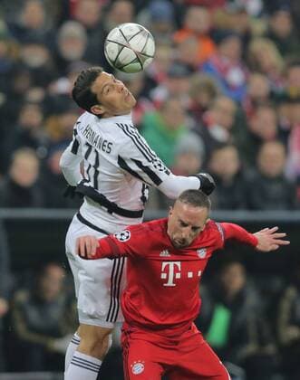 A.HERNANES, JUVE 11 Zweikampf , Aktion um den Ball gegen Franck RIBERY, FCB 7 FC BAYERN MUENCHEN - JUVENTUS TURIN Achtelfinale, Football UEFA Champions League, Munich, 16.03.2016 CL Saison 2015 2016