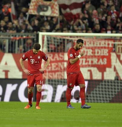 16.03.2016, Fussball Championsleague 2015 2016, Achtelfinale Rückspiel, FC Bayern München - Juventus Turin, in der Allianzarena München. v.li: Frust bei Xabi Alonso (FC Bayern München) und Mehdi Benatia (FC Bayern München). 