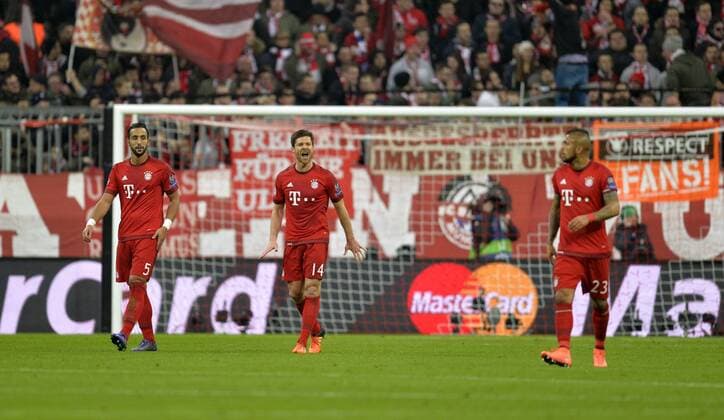 16.03.2016, Fussball Championsleague 2015 2016, Achtelfinale Rückspiel, FC Bayern München - Juventus Turin, in der Allianzarena München. v.li: Frust bei Mehdi Benatia (FC Bayern München), Xabi Alonso (FC Bayern München) und Arturo Vidal (FC Bayern München) nach dem zweiten Gegentor. 