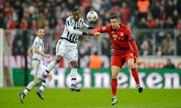 16. Maerz 2016: Muenchen, Allianz Arena: Fussball UEFA Champions League, Achtelfinale: FC Bayern Muenchen - Juventus Turin: Muenchens Robert Lewandowski (rot) gegen Turins Patrice Evra.
