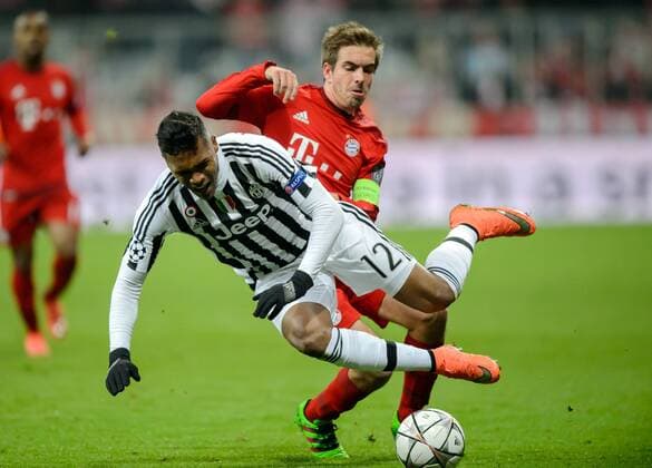 16. Maerz 2016: Muenchen, Allianz Arena: Fussball UEFA Champions League, Achtelfinale: FC Bayern Muenchen - Juventus Turin: Muenchens Philipp Lahm (rot) gegen Turins Alex Sandro.