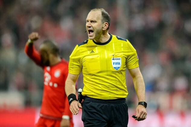 16. Maerz 2016: Muenchen, Allianz Arena: Fussball UEFA Champions League, Achtelfinale: FC Bayern Muenchen - Juventus Turin: Schiedsrichter Jonas Eriksson ermahnt einen Spieler.