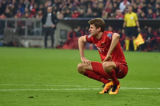 16.03.2016, Fussball, Saison 2015 2016, Champions League, Achtelfinale, FC Bayern Muenchen - Juventus Turin, Thomas Mueller, Thomas Müller (Bayern Muenchen), ganz hinten Trainer Pep Guardiola (Bayern Muenchen)