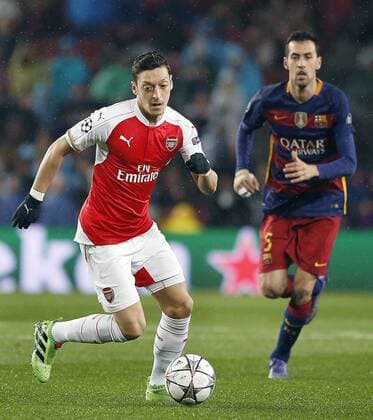 FC Barcelona Barca midfielder Sergio Busquets (R) and Arsenal FC German midfielder Mesut Ozil fight for the ball during a Champions League round 16 match held at Camp Nou stadium in Barcelona, Catalonia, Spain, 16 March 2016. BARCELONA VS ARSENAL !ACHTUNG: NUR REDAKTIONELLE NUTZUNG!  BAR002 20160316-635937603175484200