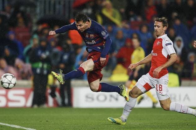 FC Barcelona Barca Argentinian forward Lionel Messi (L) and Arsenal FC defense Nacho Monreal fight for the ball during a Champions League round 16 match held at Camp Nou stadium in Barcelona, Catalonia, Spain, 16 March 2016. BARCELONA VS ARSENAL !ACHTUNG: NUR REDAKTIONELLE NUTZUNG!  BAR003 20160316-635937605811884200