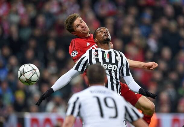 FUSSBALL CHAMPIONS LEAGUE SAISON 2015 2016 ACHTELFINALE RUECKSPIEL FC Bayern Muenchen - Juventus Turin 16.03.2016 Patrice Evra (Juventus Turin) vor Thomas Mueller (FC Bayern Muenchen) 