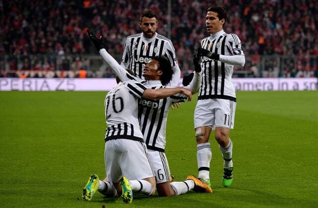 16.03.2016, xjhx, Fussball Champions League, FC Bayern Muenchen - Juventus Turin, emspor, v.l. Stephan Lichtsteiner (Juventus Turin), Juan Cuadrado (Juventus Turin), Hernanes (Juventus Turin) Torjubel, Goal celebration, celebrate the goal zum 0:2