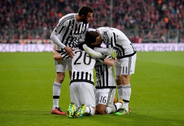 16.03.2016, xjhx, Fussball Champions League, FC Bayern Muenchen - Juventus Turin, emspor, v.l. Stephan Lichtsteiner (Juventus Turin), Juan Cuadrado (Juventus Turin), Hernanes (Juventus Turin) Torjubel, Goal celebration, celebrate the goal zum 0:2