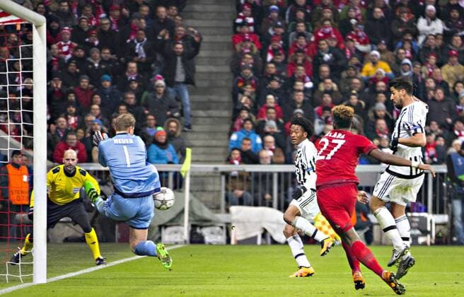 München, 16.03.2016, Allianz Arena Große Chance zum 0:3 für Juan Cuadrado (Juve) gegen Torwart Manuel Neuer (FCB) FC Bayern München vs. Juventus Turin mm