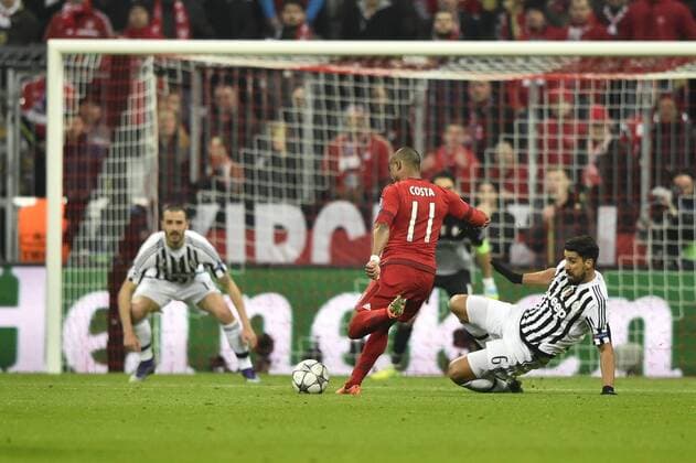 Torchance Strafraumszene für Douglas Costa FC Bayern München gegen Sami Khedira Juventus Turin und Leonardo Bonucci Juventus Turin (links) , der von der Torlinie rettet FC Bayern München FCB vs Juventus Turin UEFA Champions-League CL Achtelfinale Rückspiel Saison 2015 2016 München Allianz Arena 16.03.2016 FC Bayern München FCB vs Juventus Turin