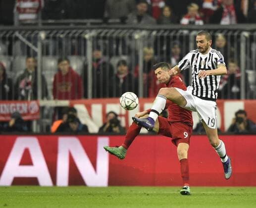 Zweikampf, Aktion Leonardo Bonucci Juventus Turin (rechts) gegen Robert Lewandowski FC Bayern München (links) FC Bayern München FCB vs Juventus Turin UEFA Champions-League CL Achtelfinale Rückspiel Saison 2015 2016 München Allianz Arena 16.03.2016 FC Bayern München FCB vs Juventus Turin