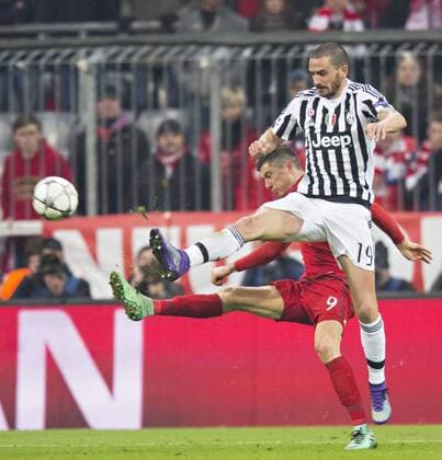 München, 16.03.2016, Allianz Arena Robert Lewandowski (FCB), Leonardo Benucci (Juve) FC Bayern München vs. Juventus Turin mm