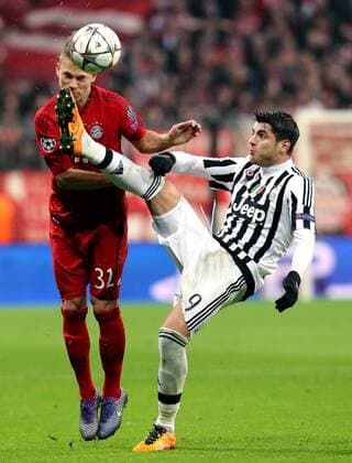 München Fußball Champions League Bayern München vs. Juventus Turin, v.l. Joshua Kimmich (Bayern), Alvaro Morata (Turin)