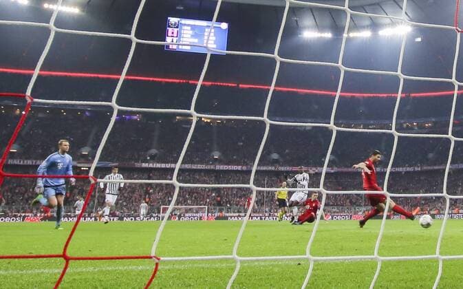 Manuel NEUER, FCB 1 fehler fuehrt zum 0-1 durch Paul POGBA, JUVE 10 Tor FC BAYERN MUENCHEN - JUVENTUS TURIN Achtelfinale, Football UEFA Champions League, Munich, 16.03.2016 CL Saison 2015 2016