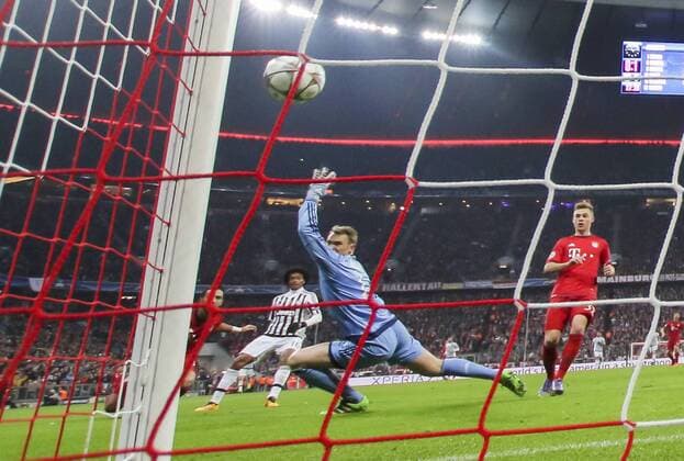 Juan CUADRADO, JUVE 16 Torschuss, schiesst das Tor zum 0-2 gegen Manuel NEUER, FCB 1 FC BAYERN MUENCHEN - JUVENTUS TURIN Achtelfinale, Football UEFA Champions League, Munich, 16.03.2016 CL Saison 2015 2016