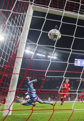 Juan CUADRADO, JUVE 16 Torschuss, schiesst das Tor zum 0-2 gegen Manuel NEUER, FCB 1 FC BAYERN MUENCHEN - JUVENTUS TURIN Achtelfinale, Football UEFA Champions League, Munich, 16.03.2016 CL Saison 2015 2016