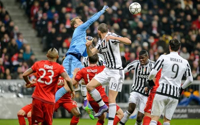 16. Maerz 2016: Muenchen, Allianz Arena: Fussball UEFA Champions League, Achtelfinale: FC Bayern Muenchen - Juventus Turin: Muenchens Torwart Manuel Neuer gegen Turins Paul Pogba.