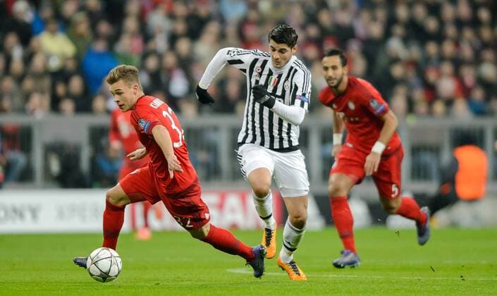 16. Maerz 2016: Muenchen, Allianz Arena: Fussball UEFA Champions League, Achtelfinale: FC Bayern Muenchen - Juventus Turin: Muenchens Joshua Kimmich (rot) gegen Turins Alvaro Morata.