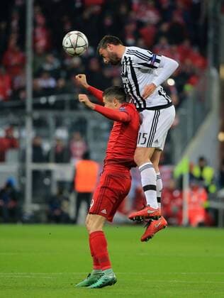 16.03.2016, CL, FC Bayern vs Juventus Turin, Allianz Arena München, Fussball, im Bild: Robert Lewandowski (FCB) vs Andrea Barzagli (Juve)