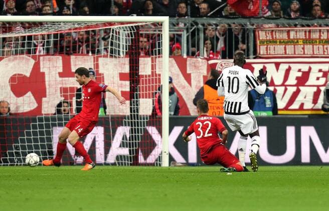 München Fußball Champions League Bayern München vs. Juventus Turin, Tor zum 0:1 durch Paul Pogba (Turin, rechts), links Xabi Alonso, Joshua Kimmich (Bayern, Mitte)