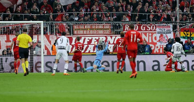 München Fußball Champions League Bayern München vs. Juventus Turin, Tor zum 0:2 durch Juan Cuadrado (Turin, rechts)