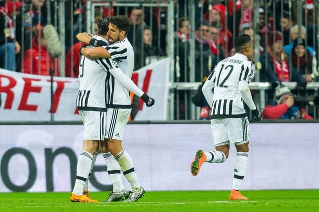 Mittwoch 16.03.2016, CL, UEFA Champions League, Saison 2015 2016, Achtelfinale Rueckspiel in Muenchen, FC Bayern Muenchen - Juventus Turin, Jubel um den Torschuetzen zum 0 zu 2 Juan Cuadrado (Juventus Turin 16) DeFodi507