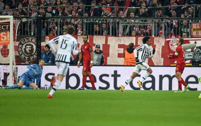 FUSSBALL CHAMPIONS LEAGUE SAISON 2015 2016 ACHTELFINALE RUECKSPIEL FC Bayern Muenchen - Juventus Turin 16.03.2016 Juan Cuadrado (re, Juventus Turin) zieht nach seinem Treffer zum 0:2 jubelnd ab. 