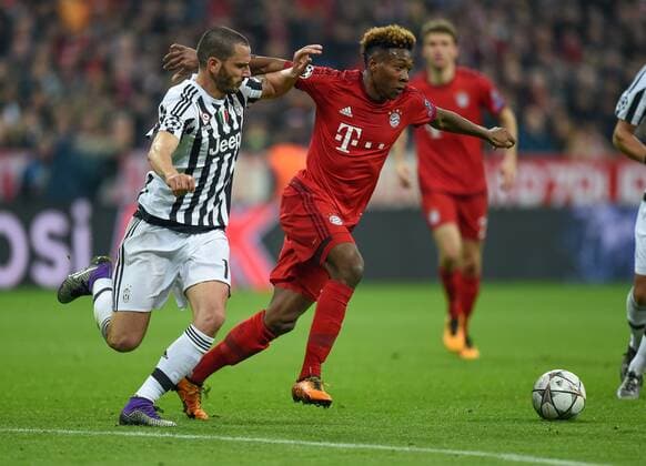 FUSSBALL CHAMPIONS LEAGUE SAISON 2015 2016 ACHTELFINALE RUECKSPIEL FC Bayern Muenchen - Juventus Turin 16.03.2016 Leonardo Bonucci (li, Juventus Turin) gegen David Alaba (re, FC Bayern Muenchen) 