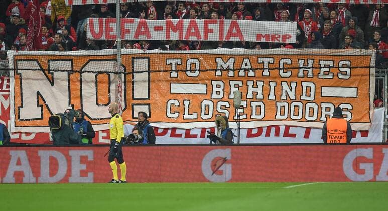 FUSSBALL CHAMPIONS LEAGUE SAISON 2015 2016 ACHTELFINALE RUECKSPIEL FC Bayern Muenchen - Juventus Turin 16.03.2016 Bayern Fans hissen Banner mit der Aufschrift: UEFA-MAFIA - NO! TO MATCHES BEHIND CLOSED DOORS 